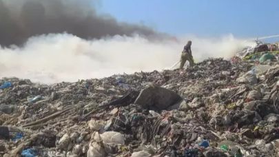 Silivri'de çöp döküm sahasında çıkan yangın söndürüldü