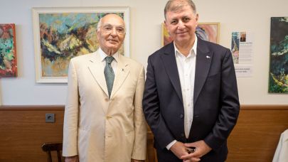 Başkan Tugay Prof. Dr. Ruşen Keleş’in imza gününe katıldı