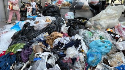 Grev olmasa da İzmir’in göbeğinde sokaklar çöp dolu