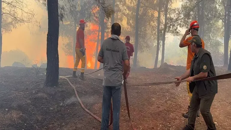 Antalya'da 3 orman yangını kontrol altında, 2'sine müdahale sürüyor