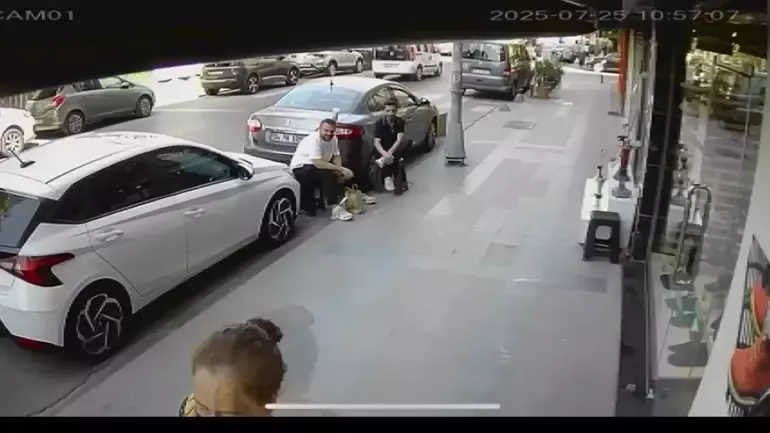 Küçükçekmece'de 2 aracın karıştığı kazada 1'i çocuk 3 kişi yaralandı