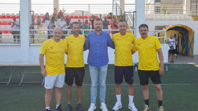 Profesyonel futbolcular geleceğin yıldızlarına hocalık yaptı