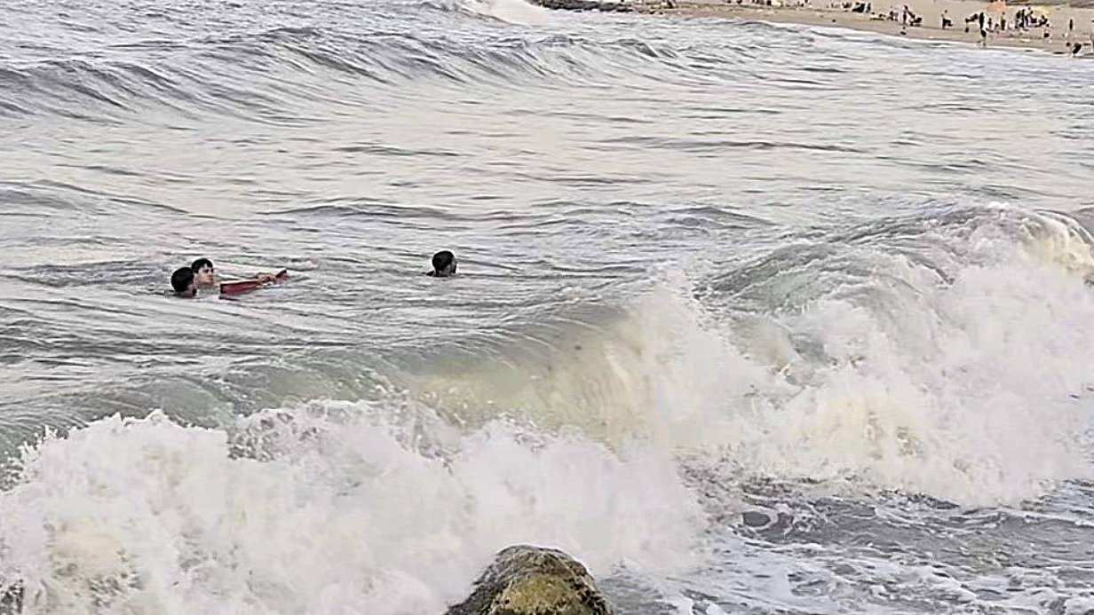 Arnavutköy’de deniz yasağına rağmen boğulma tehlikesi geçirdiler