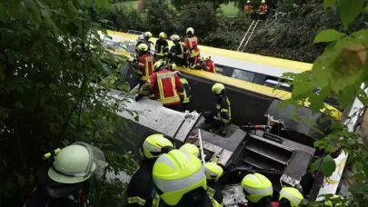 Almanya'da yolcu treni raydan çıktı: 3 ölü, 41 yaralı