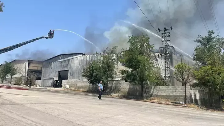 Gaziantep'te halı fabrikasında yangın