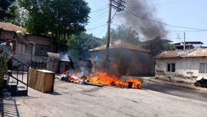 İzmir'de günlerdir toplanmayan çöpte çıkan yangın söndürüldü