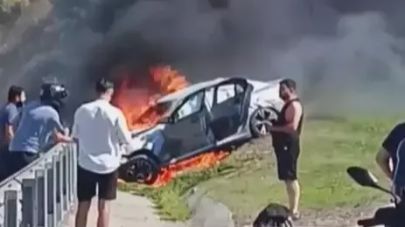 Ümraniye'de kaza yapan otomobil alev alev yandı