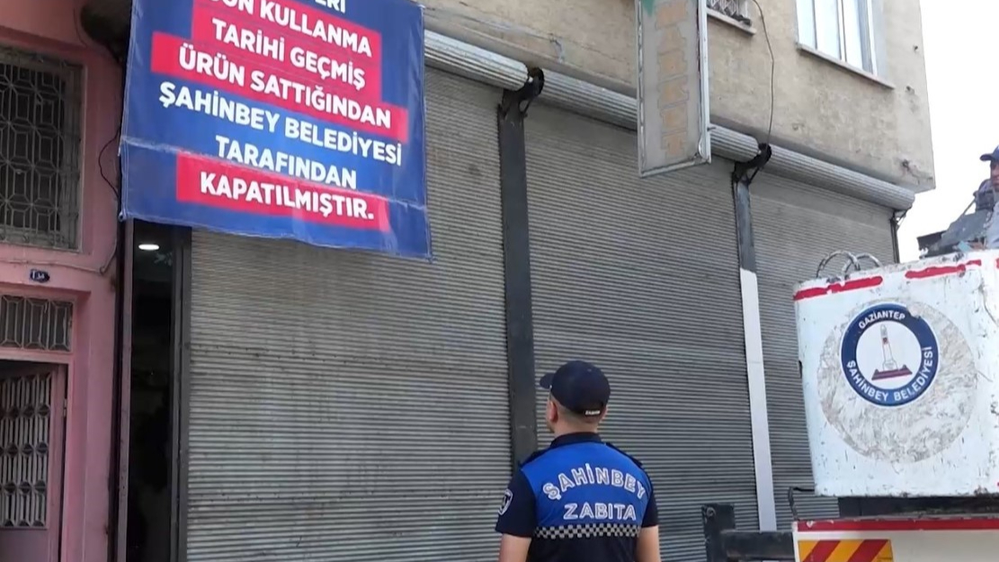 Zabıtaya saldıran esnaf tutuklandı, iş yerinde 418 kilogram tarihi geçmiş ürün tespit edildi
