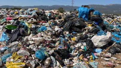 Kemalpaşa'da çöpten sıradağları tehdit ediyor