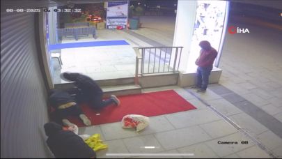 Kuyumcuya giren hırsızlar boş vitrinleri görünce şoke oldu: "Kasa yok, kasa yok"