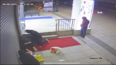 Kuyumcuya giren hırsızlar boş vitrinleri görünce şoke oldu: "Kasa yok, kasa yok"