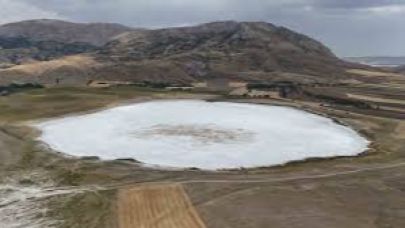 Kuraklık bir gölü daha kuruttu, tamamen kuruyan gölden geriye tuz tabakası kaldı