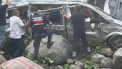 Demirkapı Yaylası’nda Arap turistleri taşıyan minibüs dere yatağına yuvarlandı: 2 ölü, 4 yaralı