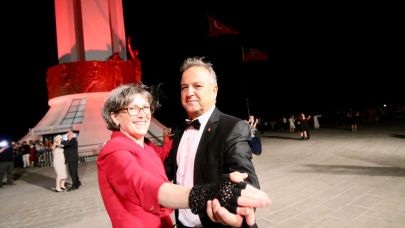 Karşıyaka Belediyesi'nden ücretsiz salon dansları kursu