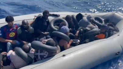 İzmir'de karada ve denizde 23 göçmen yakalandı