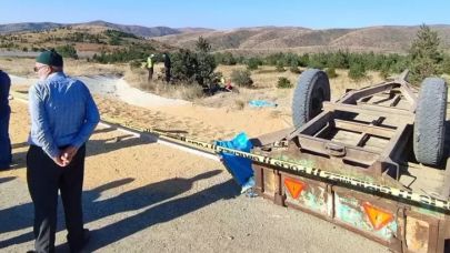 Sivas'ta buğday yüklü traktör devrildi: 2 ölü