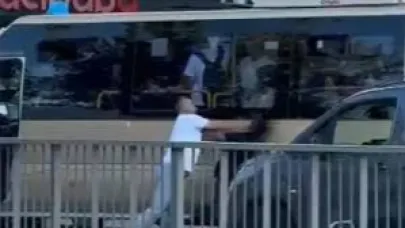 Minibüs şoförü yola atladı, korna çalan sürücüyü tekme tokat dövdü