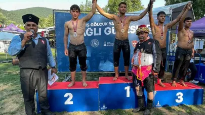 İzmir’in yağlı güreş şöleninde başpehlivan Erkan Taş oldu