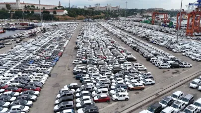 Haydarpaşa Limanı'nda binlerce ithal sıfır araç havadan görüntülendi