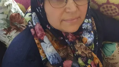 Sahipsiz köpeklerden kaçarken aracın altında kaldı