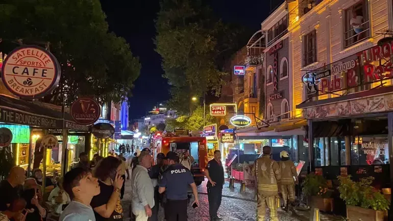 Fatih'te otelde çıkan yangın söndürüldü