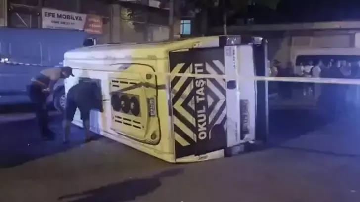 Sultanbeyli'de otomobil ile servis minibüsü çarpıştı