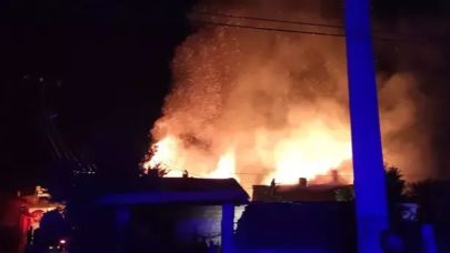 Kütahya’da çıkan yangında 3 ev kullanılamaz hale geldi