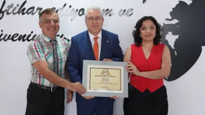 Rektör Prof. Dr. Budak, İletişim Fakültesinin akreditasyon sevincine ortak oldu