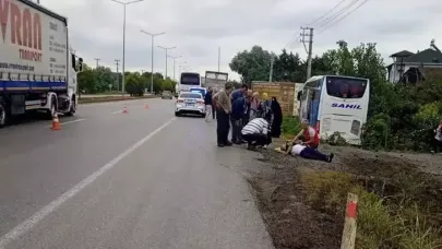 Yolcu otobüsü kamyonete branda çekenlere çarptı