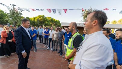 Başkan Tugay Kültürpark Göl Gazinosu’nu işçilerle açtı