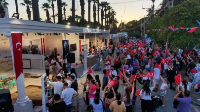 Bayraklı standında Zafer Bayramı coşkusu