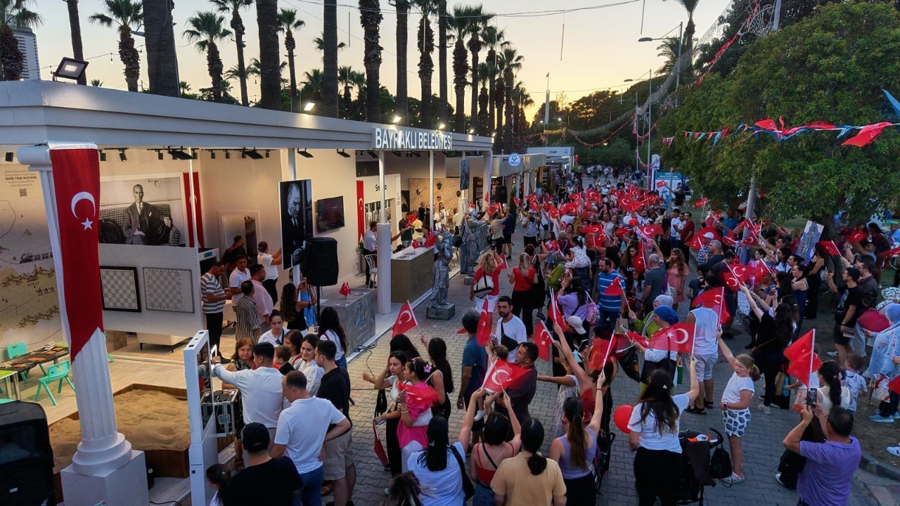 Bayraklı standında Zafer Bayramı coşkusu