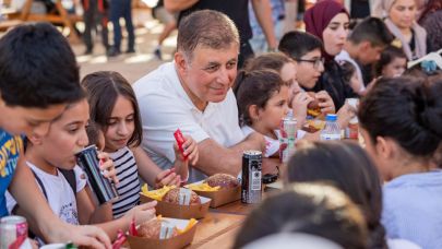 Başkan Tugay 94. İEF’de çocukları misafir etti