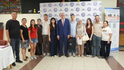 EÜ’de Rektör Prof. Dr. Budak çiçeği burnunda Egelilerin kayıt heyecanına ortak oldu