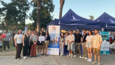 Çocuklar, gençler ve kadınlar İEF'nin tadını çıkarıyor