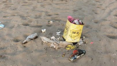 Pamucak kumsalı izmarit ve çöpten geçilmiyor