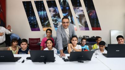 Yiğit, Robotik Kodlama Kursu öğrencileriyle buluştu