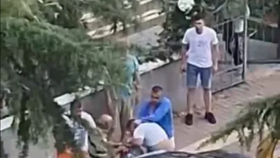 Ağabeyini darbedeni bıçakladı: O anlar kamerada