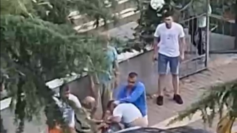 Ağabeyini darbedeni bıçakladı: O anlar kamerada