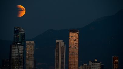 Kanlı ay İzmir'e görsel şölen yaşattı