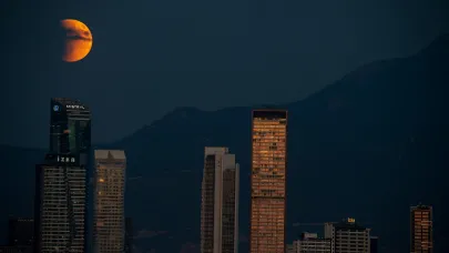 Kanlı ay İzmir'e görsel şölen yaşattı