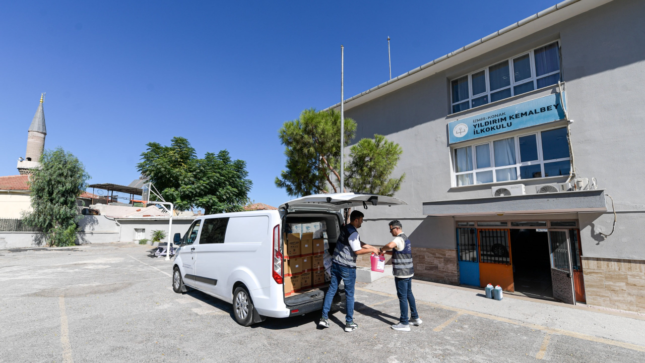 İzmir Büyükşehir Belediyesi’nden okulara hijyen seti desteği