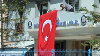 Saldırının olduğu sokak Türk bayraklarıyla donatıldı