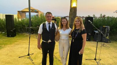 Menderes’in Sanatçı Muhtarı Sahnede