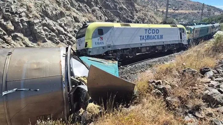 Malatya&#039;da iki yük treni çarpıştı