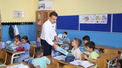 Dikili Belediyesi’nden minik öğrencilere eğitim seti desteği