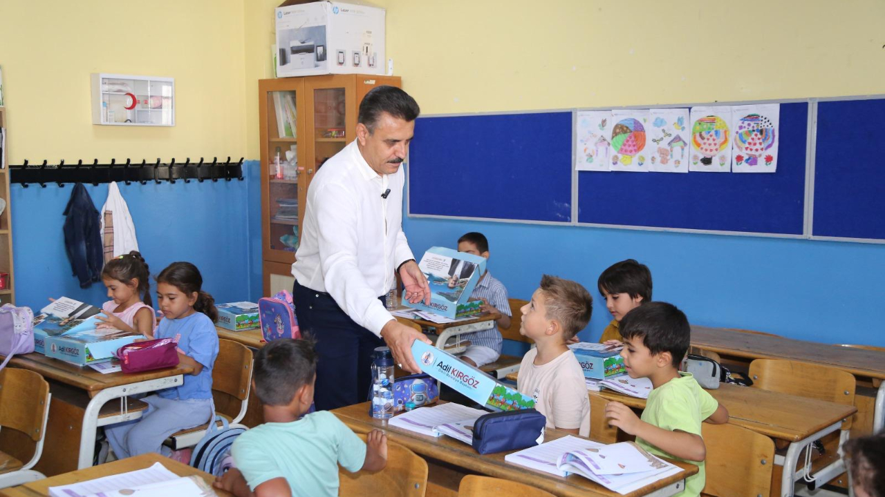 Dikili Belediyesi’nden minik öğrencilere eğitim seti desteği