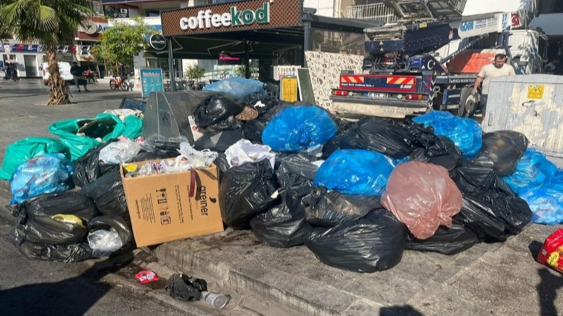Karşıyaka'da grev sonrası sokaklar çöplüğe döndü!