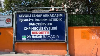 Başkan Bahadır’dan CHP’li meclis üyelerine pankartlı şikayet!