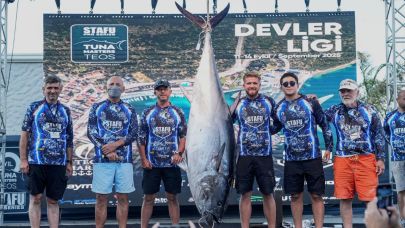 İzmir'de 2.5 saat mücadeleyle 185 kiloluk dev orkinos yakalandı